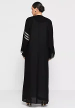 ⁦عباية بتفاصيل مطرزة⁩ - الصورة ⁦2⁩